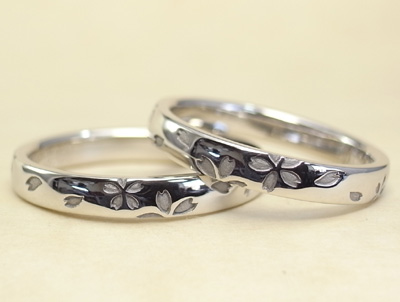 舞っている桜を彫刻した指輪