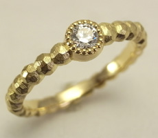 個性的な婚約指輪(ゴールド)|ダイヤをミル打ちで石留め