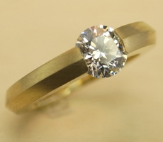 シンプルでシャープ感ある婚約指輪