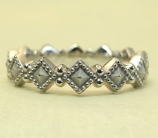 シンプルだけど個性的な結婚指輪