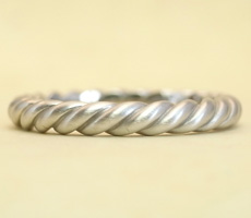 静と動の共存するマリッジリング